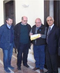 da sinistra: l'assessore Paolo Mozzicato, il geometra Gaetano Gennaro, il geometra Natale Lorefice ed il sindaco Piero Rustico